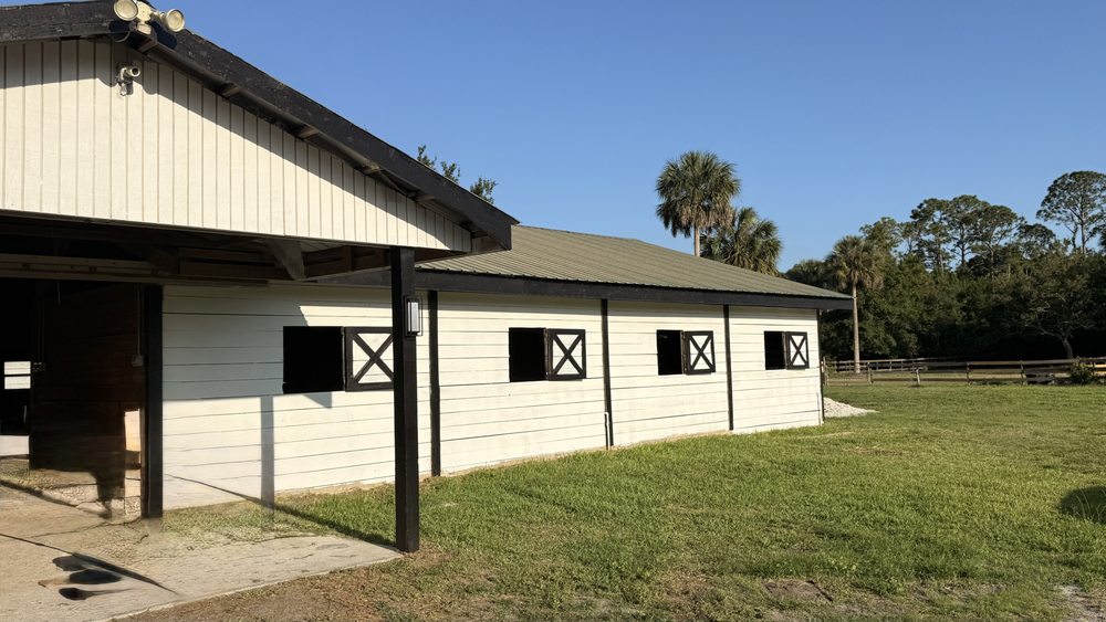 High Class Equestrian Stables Logo