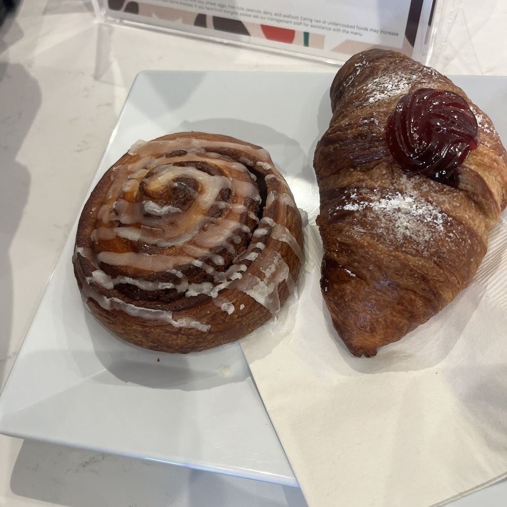 illy Caffé - Raspberry filled croissant and cinnamon roll - Cafes Near Me - Atlanta, Georgia