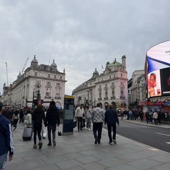 Piccadilly Circus - Landmarks & Historical Buildings Near Me - London, XGL