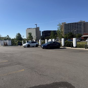 Tesla Supercharger - General area - EV Charging Stations Near Me - Des Plaines, Illinois