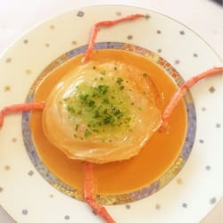 Le Crieur de Vin - Au Crieur de Vin in Sens. Le croustillant de homard, blancs de poireau étuvés, coulis d'homardine.
