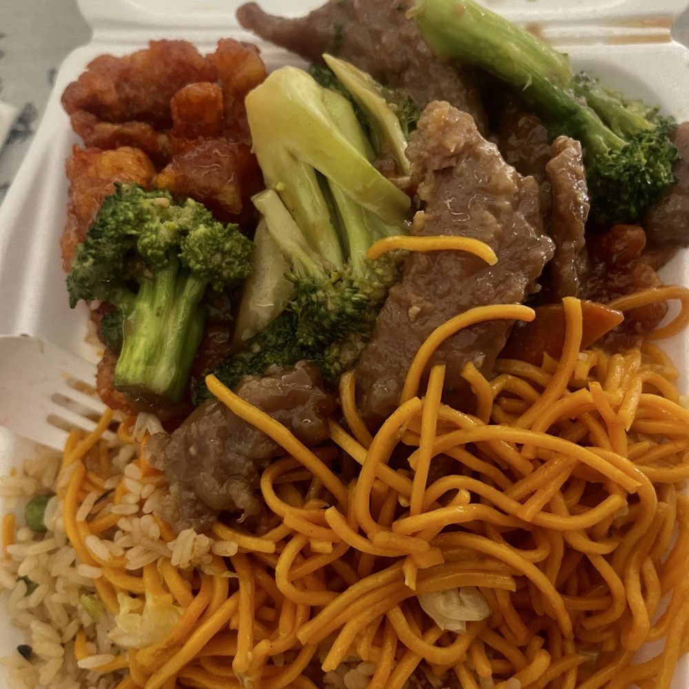 Dragon Express - Combo B: Beef and broccoli, orange chicken, and half/half fried rice and chow mein. - Chinese Near Me - Escondido, California Dragon Express - Combo B: Beef and broccoli, orange chicken, and half/half fried rice and chow mein. - Chinese Near Me - Escondido, California