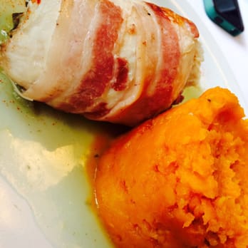 Casa Aristóbulo - Pollo relleno envuelto en panceta con puré de zapallo. - Comfort Food Near Me - Florida, C