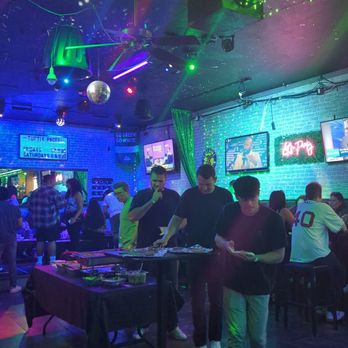 Tin Lizzie - Sports Bars Near Me - Chicago, Illinois