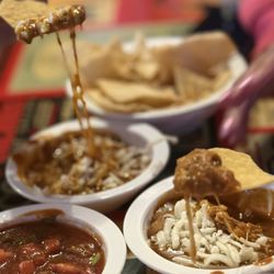 New Mecca Cafe - The pre-meal bean dip and salsa