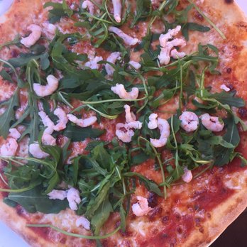 Al Faro - Venezia specializes in seafood cuisine and this flavor-blasted shrimp and arugula pizza is no exception. - Pizza Near Me - Venezia, VE