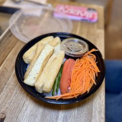 Feelin' tofu rice bowl with jasmine rice, sliced tomatoes, pickled carrots, and cucumbers