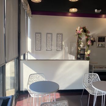Avec Amoore - Sample tasting area (behind partition) and bakery seating - Gluten-Free Near Me - Gilbert, Arizona