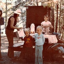 Lake Cove Resort & Marina Inc - Camp sites tables