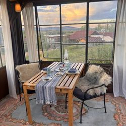 Cabin dining