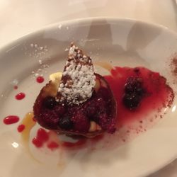 Magritte - Crema de limón con frutos rojos, recomendable si te gustan los cítricos.
