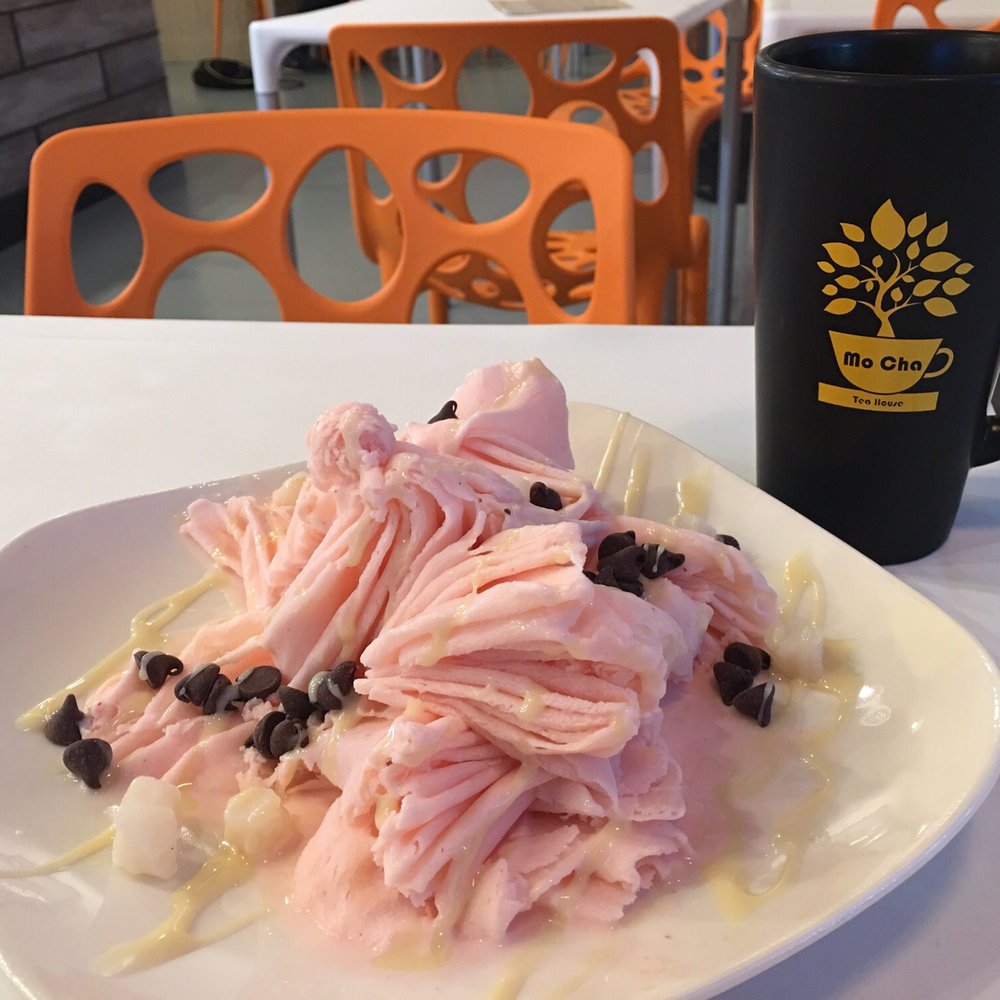 Mo Cha Tea House - Strawberry shaved snow cream with chocolate chips - Desserts Near Me - Beaverton, Oregon Mo Cha Tea House - Strawberry shaved snow cream with chocolate chips - Desserts Near Me - Beaverton, Oregon