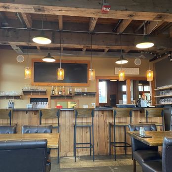 Waterline Pub - Pubs Near Me - Ilwaco, Washington