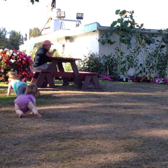 Pick-Quick Drive In - Garden setting that's really well taken care of. - Burgers Near Me - Fife, Washington Pick-Quick Drive In - Garden setting that's really well taken care of. - Burgers Near Me - Fife, Washington