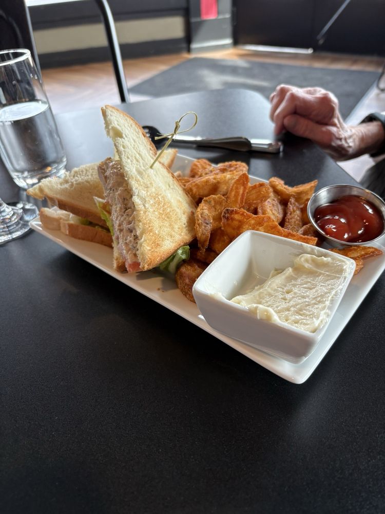 Lake Country Cigar and Wine Logo