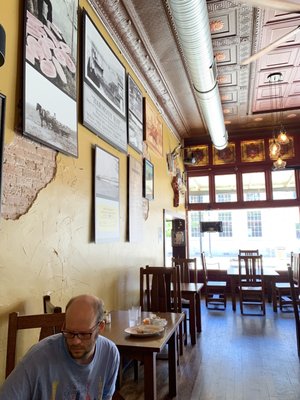 Sara's Wine Bar by null