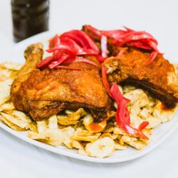 Honduras Breeze Restaurant - Pollo con tajadas *Fried chicken with Fried Plantain Slices