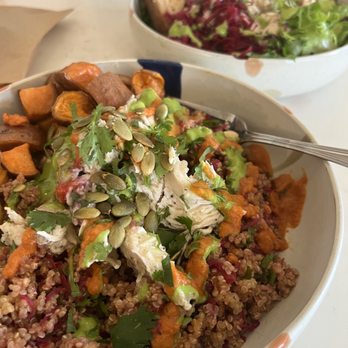Amara Kitchen - Spicy chicken quinoa bowl - Coffee & Tea Near Me - Los Angeles, California