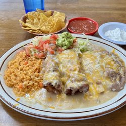 Jorge's Cafe - Crispy chiles rellanos with green sauce, with one cheese enchilada