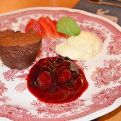 Ulrich und Patrizia Wölger Hotel Neue Krone - Zweierlei von der Schokolade: Küchlein und Mousse