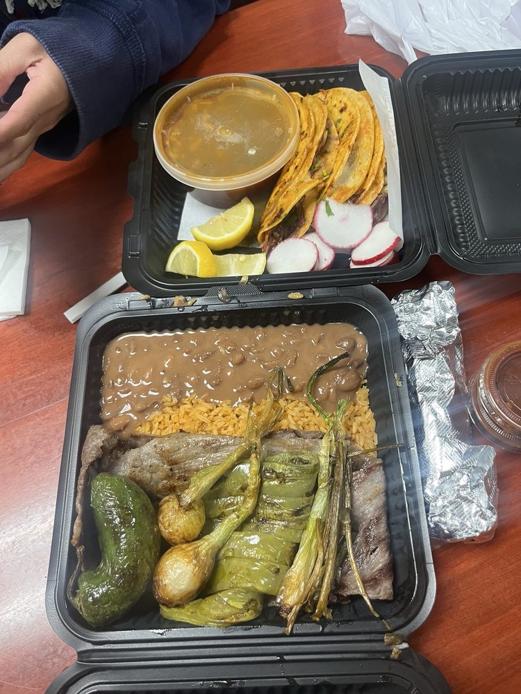 La Raza Barbacolleria Y Menuderia Logo