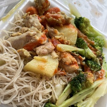 Ding Ho Restaurant - Vermicelli noodles with currry chicken/potatoes and broccoli $5 - Chinese Near Me - Boston, Massachusetts Ding Ho Restaurant - Vermicelli noodles with currry chicken/potatoes and broccoli $5 - Chinese Near Me - Boston, Massachusetts