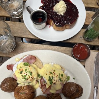 Oddfellows Cafe & Bar - Brioche French Toast and ham eggs Benedict - Breakfast & Brunch Near Me - Seattle, Washington Oddfellows Cafe & Bar - Brioche French Toast and ham eggs Benedict - Breakfast & Brunch Near Me - Seattle, Washington