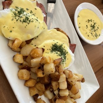 The Howling Rooster - Eggs Benedict 7/10 - Breakfast & Brunch Near Me - Buffalo, New York