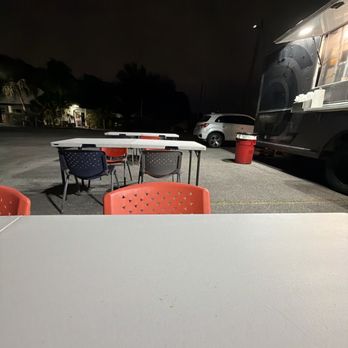 1821 Sandwich Shop - Empty chairs - food truck next door was full - Food Trucks Near Me - Miami, Florida 1821 Sandwich Shop - Empty chairs - food truck next door was full - Food Trucks Near Me - Miami, Florida