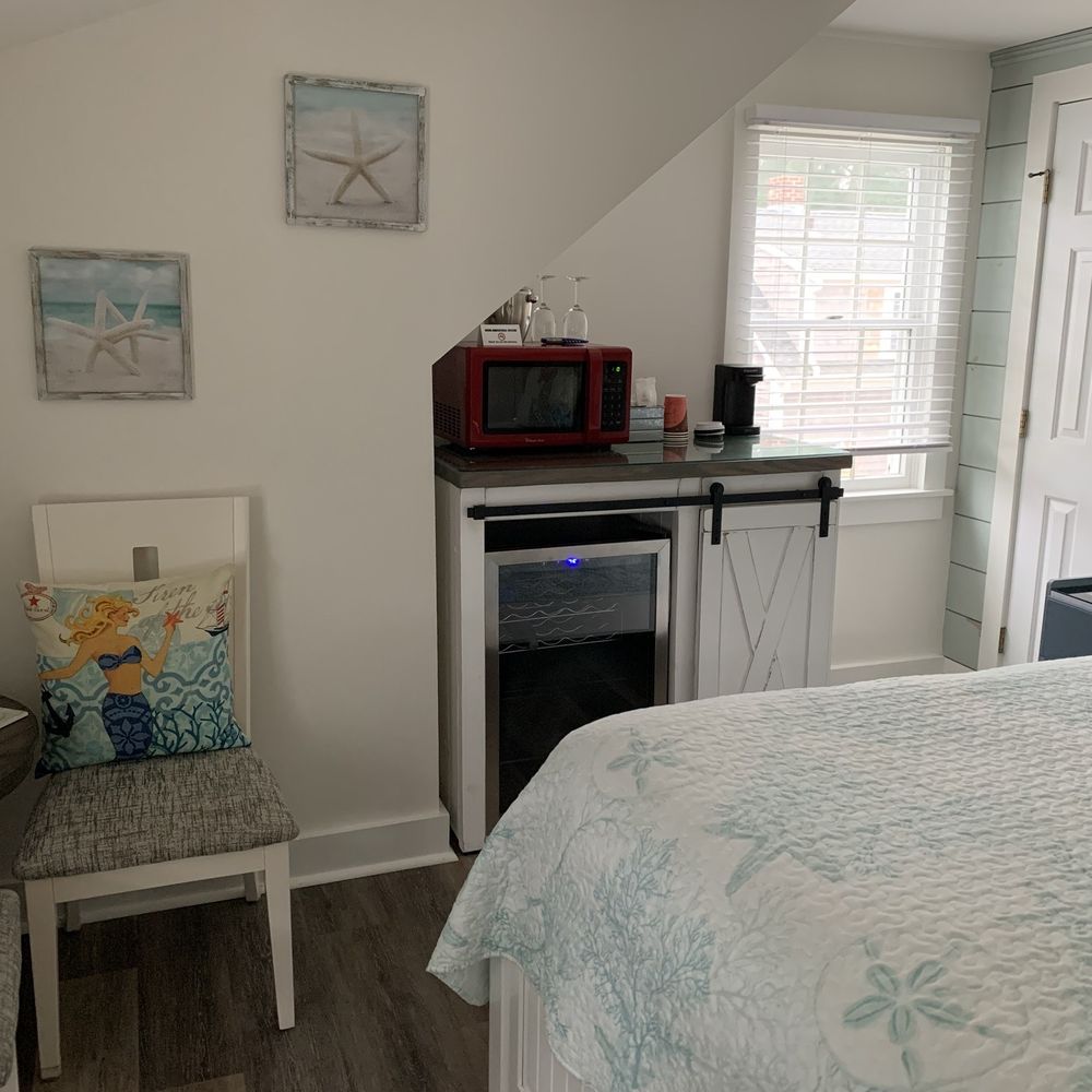 Tern Inn - Nicely appointed upstairs BR, immaculately clean - Bed & Breakfast Near Me - West Harwich, Massachusetts Tern Inn - Nicely appointed upstairs BR, immaculately clean - Bed & Breakfast Near Me - West Harwich, Massachusetts