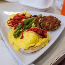 Dream Cafe - Eggs Benedict