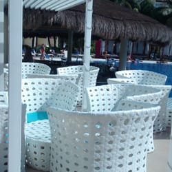 Swim Up Bar Waves