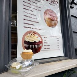 Menu; Krem Vanille (vanilla) and Z'est La Vie (key lime) cupcakes
