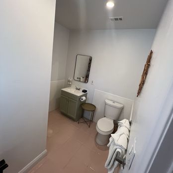 Fleur Noire Hotel - Bathroom - Hotels Near Me - Palm Springs, California Fleur Noire Hotel - Bathroom - Hotels Near Me - Palm Springs, California