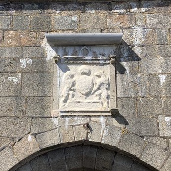 Castle Cornet - An insignia from Queen Elizabeth I's time - Landmarks & Historical Buildings Near Me - Guernsey, GSY