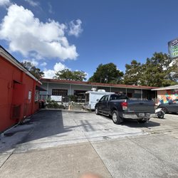 Luke's New York Bagels - Parking lot
