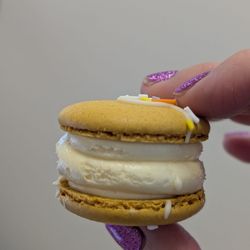 Hana's Roulettea - Mango macaron
