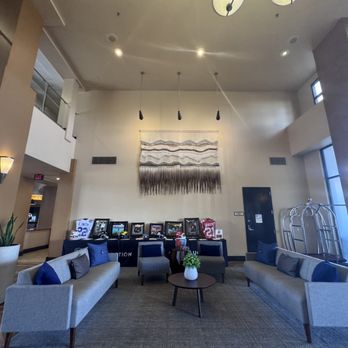 Embassy Suites by Hilton - Hotels Near Me - Phoenix, Arizona
