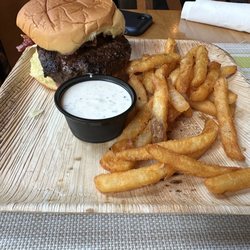 Guesthouse Lost River - Burger, skimpy fried (none eaten yet)