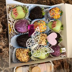 Amor Designs - A dozen mixed flavor strawberries customized with the wifes name.