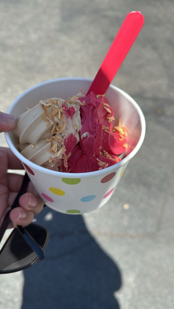 MYO Frozen Yogurt Logo