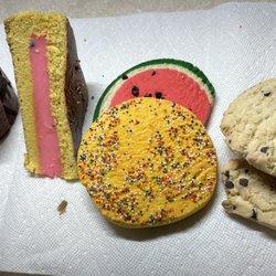 Muffin not good, gelatin middle alright w outside dry, cookies good
