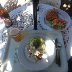 Tre Små Rum - Nubbesallad (79 kr) och paj (85 kr)