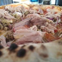 Antica Pizzeria Nennillo - Pizza Lungo Tonno mit verschiedenen Kapern, roten Zwiebeln, altem Parmesankäse und Thunfischbauch.