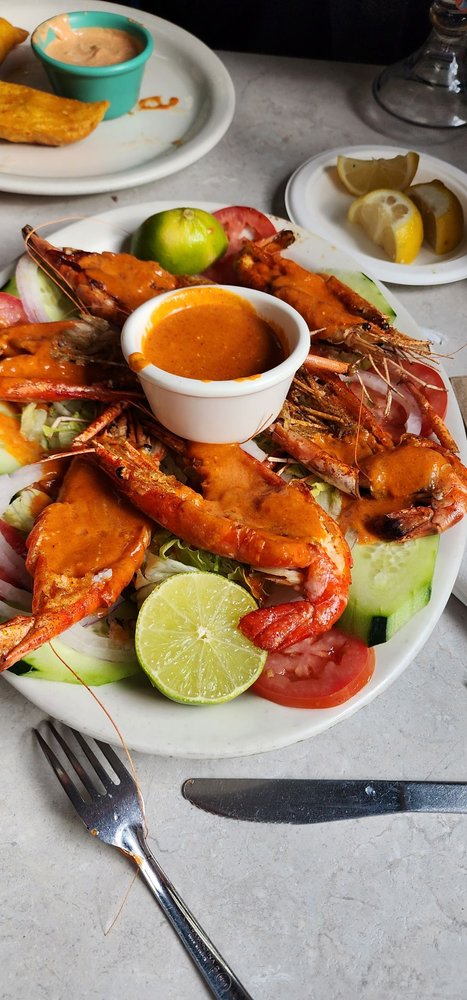 Mariscos El Puerto Escondido - Inglewood 1