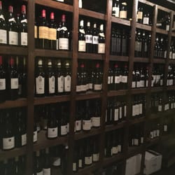Le Roi de Rome - Une grande cave à vin à l'intérieur