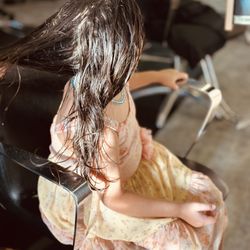 Mauricio Fregoso Salon - Hair drying.