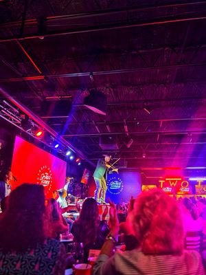 Two Tones Dueling Piano Bar by null