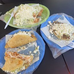 Flautas de Pollo y Barbacoa Tostada de Tinga Quesadillas de pollo y Barbacoa Flautas de Pollo y Barbacoa Tostada de Tinga Quesadillas de pollo y Barbacoa
