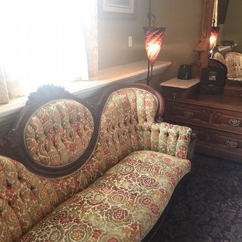 National Hotel - Couch and lamp - Hotels Near Me - Jackson, California National Hotel - Couch and lamp - Hotels Near Me - Jackson, California
